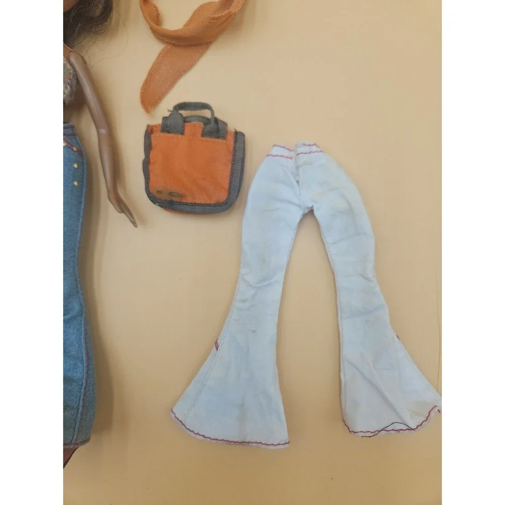 Bratz Second Edition Flaunt It! Sasha Doll Almost Complete Clothes Boots Fashion